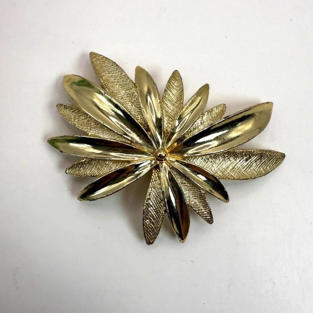Vintage Sarah Coventry Gold Tone Floral Brooch – Textured Petal Starburst Pin